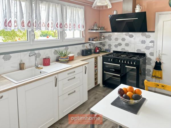 Villa rénovée avec jardin luxuriant d'environ 2200 M2.