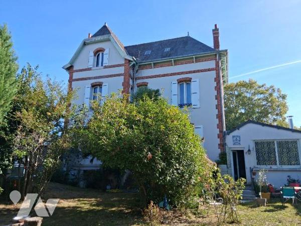 Proche centre-ville, maison d'habitation comprenant au rez-de-chaussée surélevé : une entrée, u...