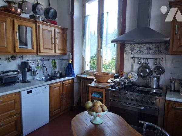 Proche centre-ville, maison d'habitation comprenant au rez-de-chaussée surélevé : une entrée, u...