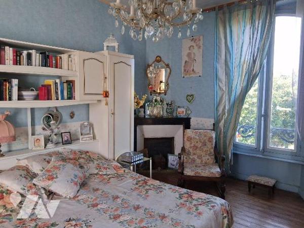 Proche centre-ville, maison d'habitation comprenant au rez-de-chaussée surélevé : une entrée, u...