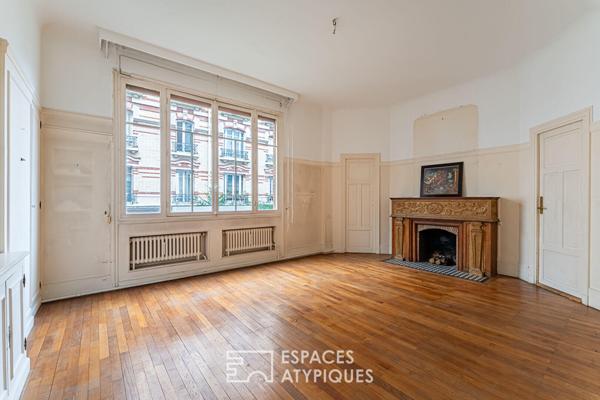 Villa Chaptal, duplex d’exception Art Déco aux volumes majestueux .