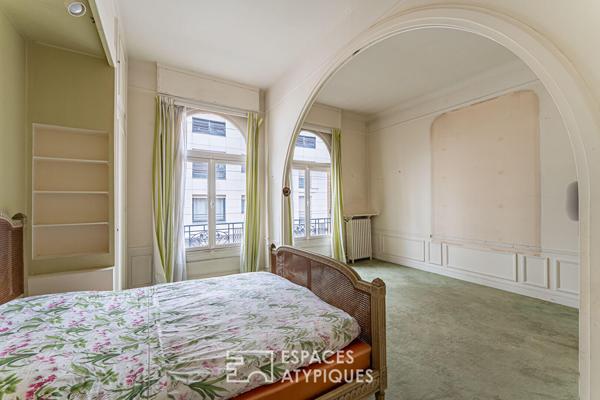 Villa Chaptal, duplex d’exception Art Déco aux volumes majestueux .