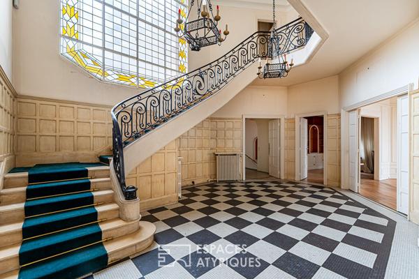 Villa Chaptal, duplex d’exception Art Déco aux volumes majestueux .