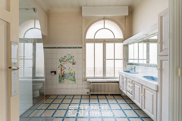 Villa Chaptal, duplex d’exception Art Déco aux volumes majestueux .