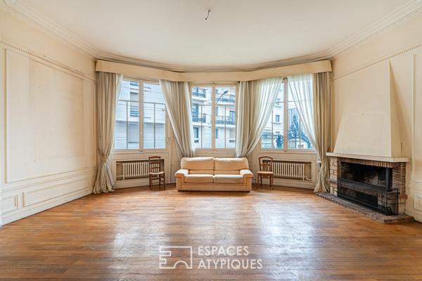 Villa Chaptal, duplex d’exception Art Déco aux volumes majestueux .