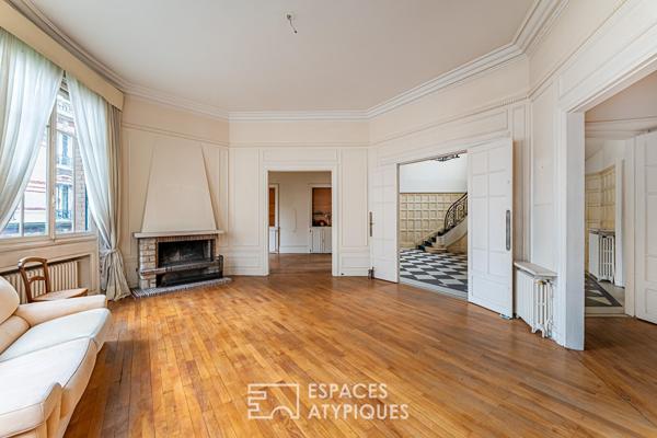 Villa Chaptal, duplex d’exception Art Déco aux volumes majestueux .