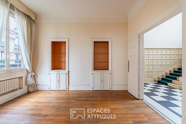 Villa Chaptal, duplex d’exception Art Déco aux volumes majestueux .