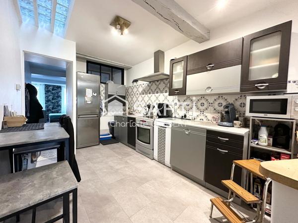 Maison de ville avec terrasse et local commercial