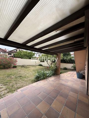 Maison
         6 pièces
        - 144 m² 580 000 € *