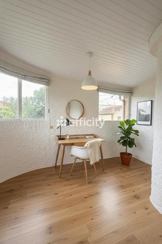 Maison
         6 pièces
        - 144 m² 580 000 € *