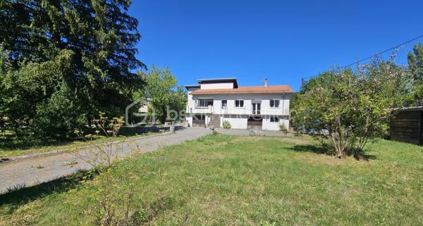 À seulement 9 km de Gap, sur la commune de La Freissinouse, découvrez cette agréable maison de 125 m² habitables, implantée sur un beau terrain plat d’environ 1 200 m² constructible,  lumineuse grâce à une très belle exposition . 
La maison se compose d’une pièce de vie, d’une cuisine, de 3 chambres et d’une salle de bains.
Une belle terrasse accessible du salon et de la cuisine vient compléter ces espaces de vie . 
La maison dispose également d’un garage et d’un grand sous-sol, offrant un espace de rangement particulièrement appréciable.
Un véritable potentiel supplémentaire est offert avec des combles aménageables donnant au-dessus du garage, permettant de créer, selon vos besoins, une pièce supplémentaire, un bureau ou un espace de loisirs.
Côté confort, plusieurs travaux importants ont déjà été réalisés en 2022 :
isolation thermique par l’extérieur,
pompe à chaleur,
fenêtres PVC double vitrage,
volets roulants solaires.
La maison ne nécessite pas de gros travaux, mais quelques travaux de finition intérieure, notamment au niveau des sols, permettront de la personnaliser et de lui apporter une belle touche finale.
À l’extérieur, vous profiterez d’un terrain plat d’environ 1 200 m², avec la présence de l’eau du canal pour le jardin, une grande cour et des espaces verts . 
Taxe foncière : environ 1 000 € / an.
✨ Une maison idéale pour une famille, offrant de beaux volumes, un terrain agréable, des prestations énergétiques améliorées et un potentiel d’évolution intéressant, le tout à proximité de Gap.
À découvrir sans tarder !
A savoir ! La maison se situe sur le secteur de la Freissinouse mais dépend de la commune de La Roche des Arnauds 
DPE en cours de réalisation .