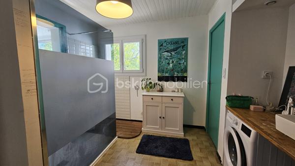 À seulement 9 km de Gap, sur la commune de La Freissinouse, découvrez cette agréable maison de 125 m² habitables, implantée sur un beau terrain plat d’environ 1 200 m² constructible,  lumineuse grâce à une très belle exposition . 
La maison se compose d’une pièce de vie, d’une cuisine, de 3 chambres et d’une salle de bains.
Une belle terrasse accessible du salon et de la cuisine vient compléter ces espaces de vie . 
La maison dispose également d’un garage et d’un grand sous-sol, offrant un espace de rangement particulièrement appréciable.
Un véritable potentiel supplémentaire est offert avec des combles aménageables donnant au-dessus du garage, permettant de créer, selon vos besoins, une pièce supplémentaire, un bureau ou un espace de loisirs.
Côté confort, plusieurs travaux importants ont déjà été réalisés en 2022 :
isolation thermique par l’extérieur,
pompe à chaleur,
fenêtres PVC double vitrage,
volets roulants solaires.
La maison ne nécessite pas de gros travaux, mais quelques travaux de finition intérieure, notamment au niveau des sols, permettront de la personnaliser et de lui apporter une belle touche finale.
À l’extérieur, vous profiterez d’un terrain plat d’environ 1 200 m², avec la présence de l’eau du canal pour le jardin, une grande cour et des espaces verts . 
Taxe foncière : environ 1 000 € / an.
✨ Une maison idéale pour une famille, offrant de beaux volumes, un terrain agréable, des prestations énergétiques améliorées et un potentiel d’évolution intéressant, le tout à proximité de Gap.
À découvrir sans tarder !
A savoir ! La maison se situe sur le secteur de la Freissinouse mais dépend de la commune de La Roche des Arnauds 
DPE en cours de réalisation .