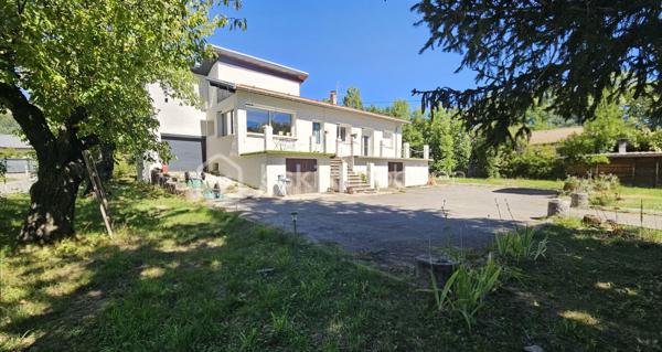 À seulement 9 km de Gap, sur la commune de La Freissinouse, découvrez cette agréable maison de 125 m² habitables, implantée sur un beau terrain plat d’environ 1 200 m² constructible,  lumineuse grâce à une très belle exposition . 
La maison se compose d’une pièce de vie, d’une cuisine, de 3 chambres et d’une salle de bains.
Une belle terrasse accessible du salon et de la cuisine vient compléter ces espaces de vie . 
La maison dispose également d’un garage et d’un grand sous-sol, offrant un espace de rangement particulièrement appréciable.
Un véritable potentiel supplémentaire est offert avec des combles aménageables donnant au-dessus du garage, permettant de créer, selon vos besoins, une pièce supplémentaire, un bureau ou un espace de loisirs.
Côté confort, plusieurs travaux importants ont déjà été réalisés en 2022 :
isolation thermique par l’extérieur,
pompe à chaleur,
fenêtres PVC double vitrage,
volets roulants solaires.
La maison ne nécessite pas de gros travaux, mais quelques travaux de finition intérieure, notamment au niveau des sols, permettront de la personnaliser et de lui apporter une belle touche finale.
À l’extérieur, vous profiterez d’un terrain plat d’environ 1 200 m², avec la présence de l’eau du canal pour le jardin, une grande cour et des espaces verts . 
Taxe foncière : environ 1 000 € / an.
✨ Une maison idéale pour une famille, offrant de beaux volumes, un terrain agréable, des prestations énergétiques améliorées et un potentiel d’évolution intéressant, le tout à proximité de Gap.
À découvrir sans tarder !
A savoir ! La maison se situe sur le secteur de la Freissinouse mais dépend de la commune de La Roche des Arnauds 
DPE en cours de réalisation .