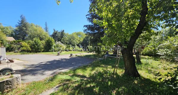 À seulement 9 km de Gap, sur la commune de La Freissinouse, découvrez cette agréable maison de 125 m² habitables, implantée sur un beau terrain plat d’environ 1 200 m² constructible,  lumineuse grâce à une très belle exposition . 
La maison se compose d’une pièce de vie, d’une cuisine, de 3 chambres et d’une salle de bains.
Une belle terrasse accessible du salon et de la cuisine vient compléter ces espaces de vie . 
La maison dispose également d’un garage et d’un grand sous-sol, offrant un espace de rangement particulièrement appréciable.
Un véritable potentiel supplémentaire est offert avec des combles aménageables donnant au-dessus du garage, permettant de créer, selon vos besoins, une pièce supplémentaire, un bureau ou un espace de loisirs.
Côté confort, plusieurs travaux importants ont déjà été réalisés en 2022 :
isolation thermique par l’extérieur,
pompe à chaleur,
fenêtres PVC double vitrage,
volets roulants solaires.
La maison ne nécessite pas de gros travaux, mais quelques travaux de finition intérieure, notamment au niveau des sols, permettront de la personnaliser et de lui apporter une belle touche finale.
À l’extérieur, vous profiterez d’un terrain plat d’environ 1 200 m², avec la présence de l’eau du canal pour le jardin, une grande cour et des espaces verts . 
Taxe foncière : environ 1 000 € / an.
✨ Une maison idéale pour une famille, offrant de beaux volumes, un terrain agréable, des prestations énergétiques améliorées et un potentiel d’évolution intéressant, le tout à proximité de Gap.
À découvrir sans tarder !
A savoir ! La maison se situe sur le secteur de la Freissinouse mais dépend de la commune de La Roche des Arnauds 
DPE en cours de réalisation .