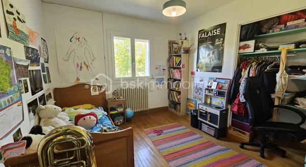 À seulement 9 km de Gap, sur la commune de La Freissinouse, découvrez cette agréable maison de 125 m² habitables, implantée sur un beau terrain plat d’environ 1 200 m² constructible,  lumineuse grâce à une très belle exposition . 
La maison se compose d’une pièce de vie, d’une cuisine, de 3 chambres et d’une salle de bains.
Une belle terrasse accessible du salon et de la cuisine vient compléter ces espaces de vie . 
La maison dispose également d’un garage et d’un grand sous-sol, offrant un espace de rangement particulièrement appréciable.
Un véritable potentiel supplémentaire est offert avec des combles aménageables donnant au-dessus du garage, permettant de créer, selon vos besoins, une pièce supplémentaire, un bureau ou un espace de loisirs.
Côté confort, plusieurs travaux importants ont déjà été réalisés en 2022 :
isolation thermique par l’extérieur,
pompe à chaleur,
fenêtres PVC double vitrage,
volets roulants solaires.
La maison ne nécessite pas de gros travaux, mais quelques travaux de finition intérieure, notamment au niveau des sols, permettront de la personnaliser et de lui apporter une belle touche finale.
À l’extérieur, vous profiterez d’un terrain plat d’environ 1 200 m², avec la présence de l’eau du canal pour le jardin, une grande cour et des espaces verts . 
Taxe foncière : environ 1 000 € / an.
✨ Une maison idéale pour une famille, offrant de beaux volumes, un terrain agréable, des prestations énergétiques améliorées et un potentiel d’évolution intéressant, le tout à proximité de Gap.
À découvrir sans tarder !
A savoir ! La maison se situe sur le secteur de la Freissinouse mais dépend de la commune de La Roche des Arnauds 
DPE en cours de réalisation .