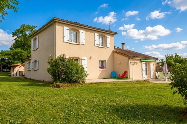 BELLE VILLA DANS UN JARDIN ARBORE