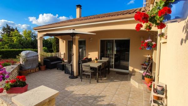 BELLE VILLA DANS UN JARDIN ARBORE