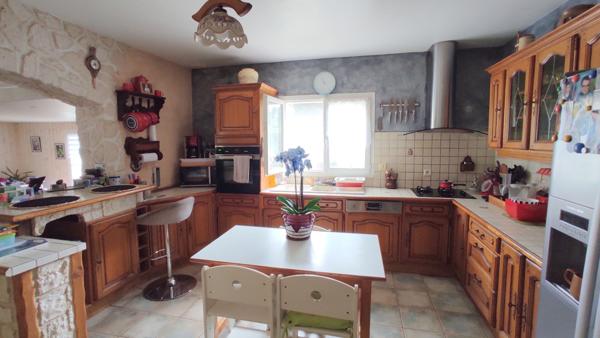 BELLE VILLA DANS UN JARDIN ARBORE