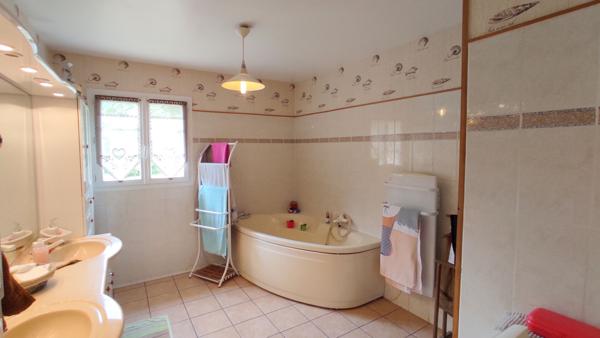 BELLE VILLA DANS UN JARDIN ARBORE