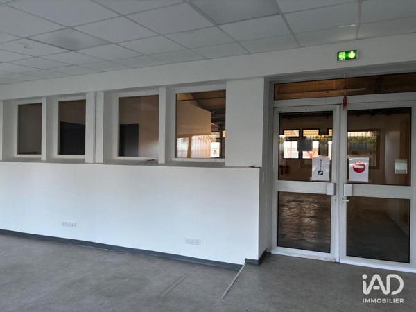 Location local d’activité 305 m² Le Mesnil-Saint-Denis