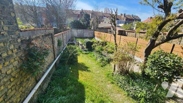 ROSENDAEL CENTRE

MAISON A RENOVER
Maison de Maître avec carrelage d'époque et beaux planche...
