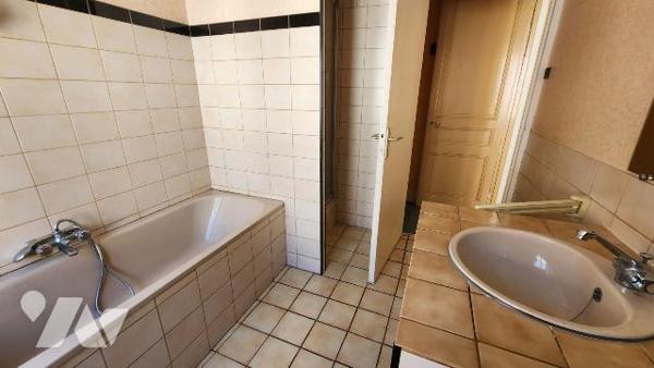 ROSENDAEL CENTRE

MAISON A RENOVER
Maison de Maître avec carrelage d'époque et beaux planche...