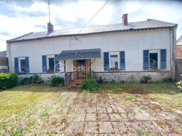 EXCLUSIVITÉ – MONTENOY (80540) – MAISON DE CARACTÈRE À FORT POTENTIEL
À seulement 22 km d'Amiens, entre Poix-de-Picardie et Molliens-Dreuil, découvrez cette maison individuelle de caractère à rénover développant environ 179 m² habitables, idéalement située dans un environnement paisible et verdoyant.
Derrière sa porte cochère, cette propriété séduit immédiatement par ses beaux volumes, sa luminosité et les nombreuses possibilités d'aménagement qu'elle offre. 
Le rez-de-chaussée comprend une vaste entrée distribuant un salon, une salle à manger, un bureau, une cuisine, une pièce pouvant servir de chambre ainsi qu'une salle d'eau avec WC.
À l'étage, vous trouverez deux grandes chambres, dont une avec salle de bains et une avec point d'eau, ainsi qu'un WC indépendant. 
Les volumes existants permettent également d'envisager la création d'une ou plusieurs chambres supplémentaires selon vos besoins.
La maison bénéficie en outre d'une cave, de plusieurs dépendances et d'un garage, le tout implanté sur une parcelle de 788 m², bien exposée et sans aucun vis-à-vis, offrant calme, intimité et cadre de vie agréable.
Cette propriété s'adresse aux amateurs de rénovation à la recherche d'un bien authentique à façonner selon leurs envies. 
D'importants travaux de rénovation sont à prévoir, mais ils constituent une véritable opportunité de révéler tout le potentiel de cette maison pleine de charme et d'en faire une résidence familiale de caractère ou un projet immobilier ambitieux.
Un bien rare pour les acquéreurs en quête d'espace, de tranquillité et de perspectives d'aménagement. 
Amoureux de rénovation et de grands espaces, cette maison n'attend que votre vision. Une visite s'impose !