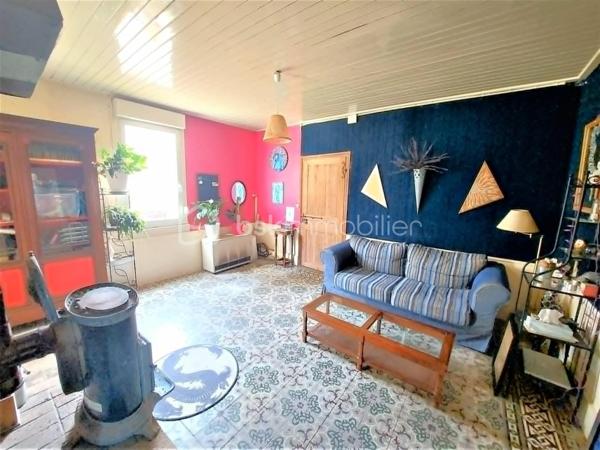 EXCLUSIVITÉ – MONTENOY (80540) – MAISON DE CARACTÈRE À FORT POTENTIEL
À seulement 22 km d'Amiens, entre Poix-de-Picardie et Molliens-Dreuil, découvrez cette maison individuelle de caractère à rénover développant environ 179 m² habitables, idéalement située dans un environnement paisible et verdoyant.
Derrière sa porte cochère, cette propriété séduit immédiatement par ses beaux volumes, sa luminosité et les nombreuses possibilités d'aménagement qu'elle offre. 
Le rez-de-chaussée comprend une vaste entrée distribuant un salon, une salle à manger, un bureau, une cuisine, une pièce pouvant servir de chambre ainsi qu'une salle d'eau avec WC.
À l'étage, vous trouverez deux grandes chambres, dont une avec salle de bains et une avec point d'eau, ainsi qu'un WC indépendant. 
Les volumes existants permettent également d'envisager la création d'une ou plusieurs chambres supplémentaires selon vos besoins.
La maison bénéficie en outre d'une cave, de plusieurs dépendances et d'un garage, le tout implanté sur une parcelle de 788 m², bien exposée et sans aucun vis-à-vis, offrant calme, intimité et cadre de vie agréable.
Cette propriété s'adresse aux amateurs de rénovation à la recherche d'un bien authentique à façonner selon leurs envies. 
D'importants travaux de rénovation sont à prévoir, mais ils constituent une véritable opportunité de révéler tout le potentiel de cette maison pleine de charme et d'en faire une résidence familiale de caractère ou un projet immobilier ambitieux.
Un bien rare pour les acquéreurs en quête d'espace, de tranquillité et de perspectives d'aménagement. 
Amoureux de rénovation et de grands espaces, cette maison n'attend que votre vision. Une visite s'impose !