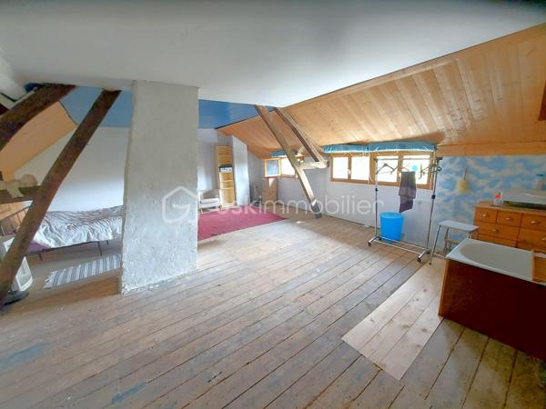 EXCLUSIVITÉ – MONTENOY (80540) – MAISON DE CARACTÈRE À FORT POTENTIEL
À seulement 22 km d'Amiens, entre Poix-de-Picardie et Molliens-Dreuil, découvrez cette maison individuelle de caractère à rénover développant environ 179 m² habitables, idéalement située dans un environnement paisible et verdoyant.
Derrière sa porte cochère, cette propriété séduit immédiatement par ses beaux volumes, sa luminosité et les nombreuses possibilités d'aménagement qu'elle offre. 
Le rez-de-chaussée comprend une vaste entrée distribuant un salon, une salle à manger, un bureau, une cuisine, une pièce pouvant servir de chambre ainsi qu'une salle d'eau avec WC.
À l'étage, vous trouverez deux grandes chambres, dont une avec salle de bains et une avec point d'eau, ainsi qu'un WC indépendant. 
Les volumes existants permettent également d'envisager la création d'une ou plusieurs chambres supplémentaires selon vos besoins.
La maison bénéficie en outre d'une cave, de plusieurs dépendances et d'un garage, le tout implanté sur une parcelle de 788 m², bien exposée et sans aucun vis-à-vis, offrant calme, intimité et cadre de vie agréable.
Cette propriété s'adresse aux amateurs de rénovation à la recherche d'un bien authentique à façonner selon leurs envies. 
D'importants travaux de rénovation sont à prévoir, mais ils constituent une véritable opportunité de révéler tout le potentiel de cette maison pleine de charme et d'en faire une résidence familiale de caractère ou un projet immobilier ambitieux.
Un bien rare pour les acquéreurs en quête d'espace, de tranquillité et de perspectives d'aménagement. 
Amoureux de rénovation et de grands espaces, cette maison n'attend que votre vision. Une visite s'impose !