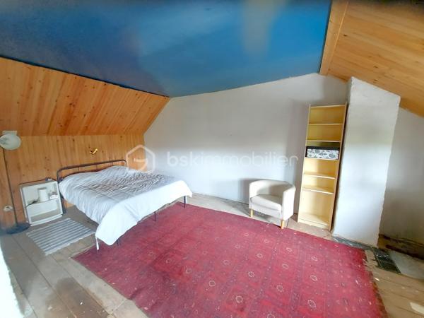 EXCLUSIVITÉ – MONTENOY (80540) – MAISON DE CARACTÈRE À FORT POTENTIEL
À seulement 22 km d'Amiens, entre Poix-de-Picardie et Molliens-Dreuil, découvrez cette maison individuelle de caractère à rénover développant environ 179 m² habitables, idéalement située dans un environnement paisible et verdoyant.
Derrière sa porte cochère, cette propriété séduit immédiatement par ses beaux volumes, sa luminosité et les nombreuses possibilités d'aménagement qu'elle offre. 
Le rez-de-chaussée comprend une vaste entrée distribuant un salon, une salle à manger, un bureau, une cuisine, une pièce pouvant servir de chambre ainsi qu'une salle d'eau avec WC.
À l'étage, vous trouverez deux grandes chambres, dont une avec salle de bains et une avec point d'eau, ainsi qu'un WC indépendant. 
Les volumes existants permettent également d'envisager la création d'une ou plusieurs chambres supplémentaires selon vos besoins.
La maison bénéficie en outre d'une cave, de plusieurs dépendances et d'un garage, le tout implanté sur une parcelle de 788 m², bien exposée et sans aucun vis-à-vis, offrant calme, intimité et cadre de vie agréable.
Cette propriété s'adresse aux amateurs de rénovation à la recherche d'un bien authentique à façonner selon leurs envies. 
D'importants travaux de rénovation sont à prévoir, mais ils constituent une véritable opportunité de révéler tout le potentiel de cette maison pleine de charme et d'en faire une résidence familiale de caractère ou un projet immobilier ambitieux.
Un bien rare pour les acquéreurs en quête d'espace, de tranquillité et de perspectives d'aménagement. 
Amoureux de rénovation et de grands espaces, cette maison n'attend que votre vision. Une visite s'impose !
