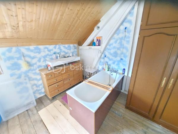 EXCLUSIVITÉ – MONTENOY (80540) – MAISON DE CARACTÈRE À FORT POTENTIEL
À seulement 22 km d'Amiens, entre Poix-de-Picardie et Molliens-Dreuil, découvrez cette maison individuelle de caractère à rénover développant environ 179 m² habitables, idéalement située dans un environnement paisible et verdoyant.
Derrière sa porte cochère, cette propriété séduit immédiatement par ses beaux volumes, sa luminosité et les nombreuses possibilités d'aménagement qu'elle offre. 
Le rez-de-chaussée comprend une vaste entrée distribuant un salon, une salle à manger, un bureau, une cuisine, une pièce pouvant servir de chambre ainsi qu'une salle d'eau avec WC.
À l'étage, vous trouverez deux grandes chambres, dont une avec salle de bains et une avec point d'eau, ainsi qu'un WC indépendant. 
Les volumes existants permettent également d'envisager la création d'une ou plusieurs chambres supplémentaires selon vos besoins.
La maison bénéficie en outre d'une cave, de plusieurs dépendances et d'un garage, le tout implanté sur une parcelle de 788 m², bien exposée et sans aucun vis-à-vis, offrant calme, intimité et cadre de vie agréable.
Cette propriété s'adresse aux amateurs de rénovation à la recherche d'un bien authentique à façonner selon leurs envies. 
D'importants travaux de rénovation sont à prévoir, mais ils constituent une véritable opportunité de révéler tout le potentiel de cette maison pleine de charme et d'en faire une résidence familiale de caractère ou un projet immobilier ambitieux.
Un bien rare pour les acquéreurs en quête d'espace, de tranquillité et de perspectives d'aménagement. 
Amoureux de rénovation et de grands espaces, cette maison n'attend que votre vision. Une visite s'impose !