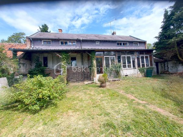 EXCLUSIVITÉ – MONTENOY (80540) – MAISON DE CARACTÈRE À FORT POTENTIEL
À seulement 22 km d'Amiens, entre Poix-de-Picardie et Molliens-Dreuil, découvrez cette maison individuelle de caractère à rénover développant environ 179 m² habitables, idéalement située dans un environnement paisible et verdoyant.
Derrière sa porte cochère, cette propriété séduit immédiatement par ses beaux volumes, sa luminosité et les nombreuses possibilités d'aménagement qu'elle offre. 
Le rez-de-chaussée comprend une vaste entrée distribuant un salon, une salle à manger, un bureau, une cuisine, une pièce pouvant servir de chambre ainsi qu'une salle d'eau avec WC.
À l'étage, vous trouverez deux grandes chambres, dont une avec salle de bains et une avec point d'eau, ainsi qu'un WC indépendant. 
Les volumes existants permettent également d'envisager la création d'une ou plusieurs chambres supplémentaires selon vos besoins.
La maison bénéficie en outre d'une cave, de plusieurs dépendances et d'un garage, le tout implanté sur une parcelle de 788 m², bien exposée et sans aucun vis-à-vis, offrant calme, intimité et cadre de vie agréable.
Cette propriété s'adresse aux amateurs de rénovation à la recherche d'un bien authentique à façonner selon leurs envies. 
D'importants travaux de rénovation sont à prévoir, mais ils constituent une véritable opportunité de révéler tout le potentiel de cette maison pleine de charme et d'en faire une résidence familiale de caractère ou un projet immobilier ambitieux.
Un bien rare pour les acquéreurs en quête d'espace, de tranquillité et de perspectives d'aménagement. 
Amoureux de rénovation et de grands espaces, cette maison n'attend que votre vision. Une visite s'impose !