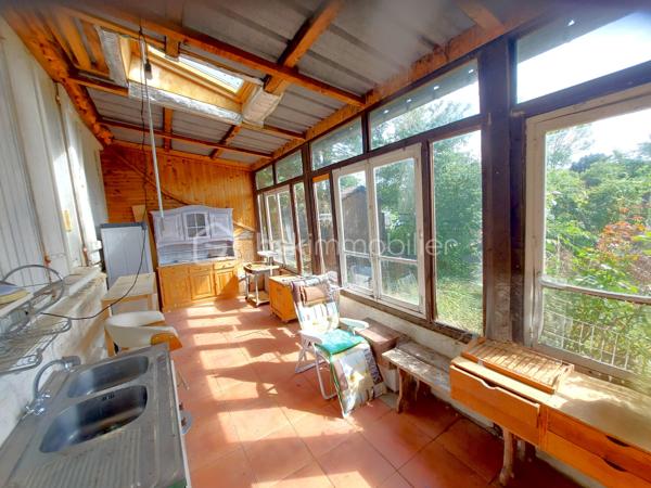 EXCLUSIVITÉ – MONTENOY (80540) – MAISON DE CARACTÈRE À FORT POTENTIEL
À seulement 22 km d'Amiens, entre Poix-de-Picardie et Molliens-Dreuil, découvrez cette maison individuelle de caractère à rénover développant environ 179 m² habitables, idéalement située dans un environnement paisible et verdoyant.
Derrière sa porte cochère, cette propriété séduit immédiatement par ses beaux volumes, sa luminosité et les nombreuses possibilités d'aménagement qu'elle offre. 
Le rez-de-chaussée comprend une vaste entrée distribuant un salon, une salle à manger, un bureau, une cuisine, une pièce pouvant servir de chambre ainsi qu'une salle d'eau avec WC.
À l'étage, vous trouverez deux grandes chambres, dont une avec salle de bains et une avec point d'eau, ainsi qu'un WC indépendant. 
Les volumes existants permettent également d'envisager la création d'une ou plusieurs chambres supplémentaires selon vos besoins.
La maison bénéficie en outre d'une cave, de plusieurs dépendances et d'un garage, le tout implanté sur une parcelle de 788 m², bien exposée et sans aucun vis-à-vis, offrant calme, intimité et cadre de vie agréable.
Cette propriété s'adresse aux amateurs de rénovation à la recherche d'un bien authentique à façonner selon leurs envies. 
D'importants travaux de rénovation sont à prévoir, mais ils constituent une véritable opportunité de révéler tout le potentiel de cette maison pleine de charme et d'en faire une résidence familiale de caractère ou un projet immobilier ambitieux.
Un bien rare pour les acquéreurs en quête d'espace, de tranquillité et de perspectives d'aménagement. 
Amoureux de rénovation et de grands espaces, cette maison n'attend que votre vision. Une visite s'impose !