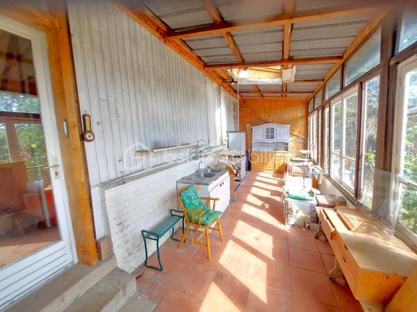 EXCLUSIVITÉ – MONTENOY (80540) – MAISON DE CARACTÈRE À FORT POTENTIEL
À seulement 22 km d'Amiens, entre Poix-de-Picardie et Molliens-Dreuil, découvrez cette maison individuelle de caractère à rénover développant environ 179 m² habitables, idéalement située dans un environnement paisible et verdoyant.
Derrière sa porte cochère, cette propriété séduit immédiatement par ses beaux volumes, sa luminosité et les nombreuses possibilités d'aménagement qu'elle offre. 
Le rez-de-chaussée comprend une vaste entrée distribuant un salon, une salle à manger, un bureau, une cuisine, une pièce pouvant servir de chambre ainsi qu'une salle d'eau avec WC.
À l'étage, vous trouverez deux grandes chambres, dont une avec salle de bains et une avec point d'eau, ainsi qu'un WC indépendant. 
Les volumes existants permettent également d'envisager la création d'une ou plusieurs chambres supplémentaires selon vos besoins.
La maison bénéficie en outre d'une cave, de plusieurs dépendances et d'un garage, le tout implanté sur une parcelle de 788 m², bien exposée et sans aucun vis-à-vis, offrant calme, intimité et cadre de vie agréable.
Cette propriété s'adresse aux amateurs de rénovation à la recherche d'un bien authentique à façonner selon leurs envies. 
D'importants travaux de rénovation sont à prévoir, mais ils constituent une véritable opportunité de révéler tout le potentiel de cette maison pleine de charme et d'en faire une résidence familiale de caractère ou un projet immobilier ambitieux.
Un bien rare pour les acquéreurs en quête d'espace, de tranquillité et de perspectives d'aménagement. 
Amoureux de rénovation et de grands espaces, cette maison n'attend que votre vision. Une visite s'impose !