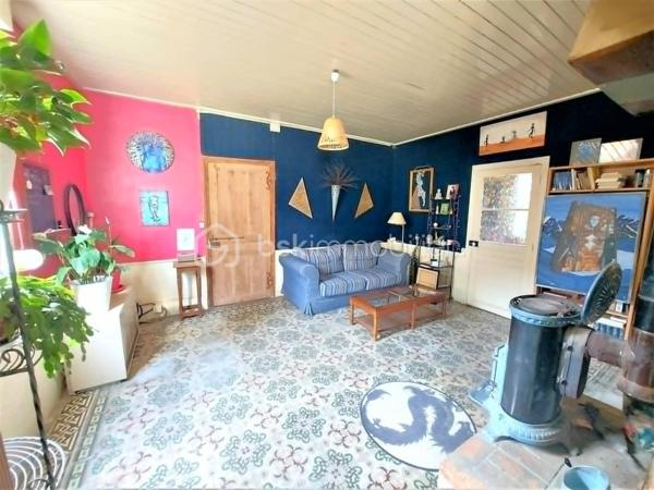 EXCLUSIVITÉ – MONTENOY (80540) – MAISON DE CARACTÈRE À FORT POTENTIEL
À seulement 22 km d'Amiens, entre Poix-de-Picardie et Molliens-Dreuil, découvrez cette maison individuelle de caractère à rénover développant environ 179 m² habitables, idéalement située dans un environnement paisible et verdoyant.
Derrière sa porte cochère, cette propriété séduit immédiatement par ses beaux volumes, sa luminosité et les nombreuses possibilités d'aménagement qu'elle offre. 
Le rez-de-chaussée comprend une vaste entrée distribuant un salon, une salle à manger, un bureau, une cuisine, une pièce pouvant servir de chambre ainsi qu'une salle d'eau avec WC.
À l'étage, vous trouverez deux grandes chambres, dont une avec salle de bains et une avec point d'eau, ainsi qu'un WC indépendant. 
Les volumes existants permettent également d'envisager la création d'une ou plusieurs chambres supplémentaires selon vos besoins.
La maison bénéficie en outre d'une cave, de plusieurs dépendances et d'un garage, le tout implanté sur une parcelle de 788 m², bien exposée et sans aucun vis-à-vis, offrant calme, intimité et cadre de vie agréable.
Cette propriété s'adresse aux amateurs de rénovation à la recherche d'un bien authentique à façonner selon leurs envies. 
D'importants travaux de rénovation sont à prévoir, mais ils constituent une véritable opportunité de révéler tout le potentiel de cette maison pleine de charme et d'en faire une résidence familiale de caractère ou un projet immobilier ambitieux.
Un bien rare pour les acquéreurs en quête d'espace, de tranquillité et de perspectives d'aménagement. 
Amoureux de rénovation et de grands espaces, cette maison n'attend que votre vision. Une visite s'impose !