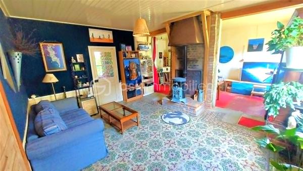 EXCLUSIVITÉ – MONTENOY (80540) – MAISON DE CARACTÈRE À FORT POTENTIEL
À seulement 22 km d'Amiens, entre Poix-de-Picardie et Molliens-Dreuil, découvrez cette maison individuelle de caractère à rénover développant environ 179 m² habitables, idéalement située dans un environnement paisible et verdoyant.
Derrière sa porte cochère, cette propriété séduit immédiatement par ses beaux volumes, sa luminosité et les nombreuses possibilités d'aménagement qu'elle offre. 
Le rez-de-chaussée comprend une vaste entrée distribuant un salon, une salle à manger, un bureau, une cuisine, une pièce pouvant servir de chambre ainsi qu'une salle d'eau avec WC.
À l'étage, vous trouverez deux grandes chambres, dont une avec salle de bains et une avec point d'eau, ainsi qu'un WC indépendant. 
Les volumes existants permettent également d'envisager la création d'une ou plusieurs chambres supplémentaires selon vos besoins.
La maison bénéficie en outre d'une cave, de plusieurs dépendances et d'un garage, le tout implanté sur une parcelle de 788 m², bien exposée et sans aucun vis-à-vis, offrant calme, intimité et cadre de vie agréable.
Cette propriété s'adresse aux amateurs de rénovation à la recherche d'un bien authentique à façonner selon leurs envies. 
D'importants travaux de rénovation sont à prévoir, mais ils constituent une véritable opportunité de révéler tout le potentiel de cette maison pleine de charme et d'en faire une résidence familiale de caractère ou un projet immobilier ambitieux.
Un bien rare pour les acquéreurs en quête d'espace, de tranquillité et de perspectives d'aménagement. 
Amoureux de rénovation et de grands espaces, cette maison n'attend que votre vision. Une visite s'impose !