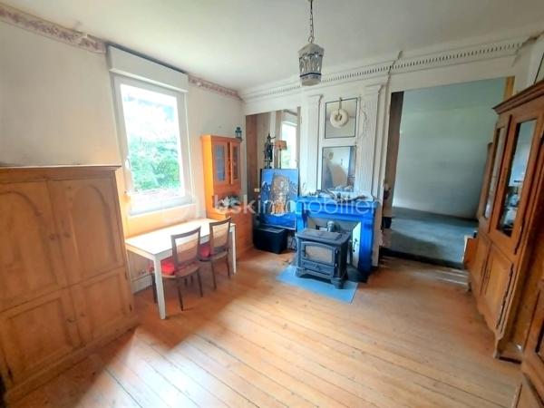 EXCLUSIVITÉ – MONTENOY (80540) – MAISON DE CARACTÈRE À FORT POTENTIEL
À seulement 22 km d'Amiens, entre Poix-de-Picardie et Molliens-Dreuil, découvrez cette maison individuelle de caractère à rénover développant environ 179 m² habitables, idéalement située dans un environnement paisible et verdoyant.
Derrière sa porte cochère, cette propriété séduit immédiatement par ses beaux volumes, sa luminosité et les nombreuses possibilités d'aménagement qu'elle offre. 
Le rez-de-chaussée comprend une vaste entrée distribuant un salon, une salle à manger, un bureau, une cuisine, une pièce pouvant servir de chambre ainsi qu'une salle d'eau avec WC.
À l'étage, vous trouverez deux grandes chambres, dont une avec salle de bains et une avec point d'eau, ainsi qu'un WC indépendant. 
Les volumes existants permettent également d'envisager la création d'une ou plusieurs chambres supplémentaires selon vos besoins.
La maison bénéficie en outre d'une cave, de plusieurs dépendances et d'un garage, le tout implanté sur une parcelle de 788 m², bien exposée et sans aucun vis-à-vis, offrant calme, intimité et cadre de vie agréable.
Cette propriété s'adresse aux amateurs de rénovation à la recherche d'un bien authentique à façonner selon leurs envies. 
D'importants travaux de rénovation sont à prévoir, mais ils constituent une véritable opportunité de révéler tout le potentiel de cette maison pleine de charme et d'en faire une résidence familiale de caractère ou un projet immobilier ambitieux.
Un bien rare pour les acquéreurs en quête d'espace, de tranquillité et de perspectives d'aménagement. 
Amoureux de rénovation et de grands espaces, cette maison n'attend que votre vision. Une visite s'impose !