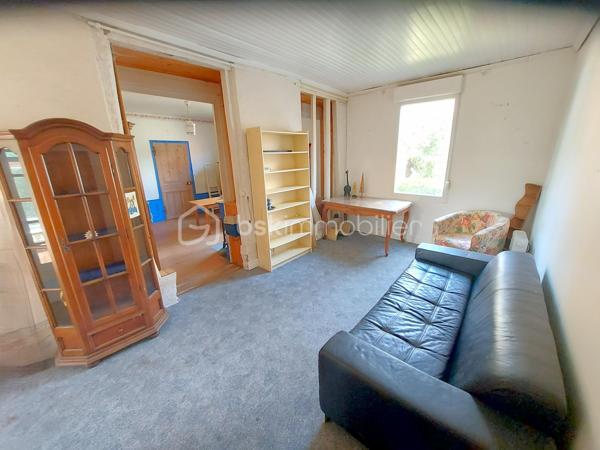 EXCLUSIVITÉ – MONTENOY (80540) – MAISON DE CARACTÈRE À FORT POTENTIEL
À seulement 22 km d'Amiens, entre Poix-de-Picardie et Molliens-Dreuil, découvrez cette maison individuelle de caractère à rénover développant environ 179 m² habitables, idéalement située dans un environnement paisible et verdoyant.
Derrière sa porte cochère, cette propriété séduit immédiatement par ses beaux volumes, sa luminosité et les nombreuses possibilités d'aménagement qu'elle offre. 
Le rez-de-chaussée comprend une vaste entrée distribuant un salon, une salle à manger, un bureau, une cuisine, une pièce pouvant servir de chambre ainsi qu'une salle d'eau avec WC.
À l'étage, vous trouverez deux grandes chambres, dont une avec salle de bains et une avec point d'eau, ainsi qu'un WC indépendant. 
Les volumes existants permettent également d'envisager la création d'une ou plusieurs chambres supplémentaires selon vos besoins.
La maison bénéficie en outre d'une cave, de plusieurs dépendances et d'un garage, le tout implanté sur une parcelle de 788 m², bien exposée et sans aucun vis-à-vis, offrant calme, intimité et cadre de vie agréable.
Cette propriété s'adresse aux amateurs de rénovation à la recherche d'un bien authentique à façonner selon leurs envies. 
D'importants travaux de rénovation sont à prévoir, mais ils constituent une véritable opportunité de révéler tout le potentiel de cette maison pleine de charme et d'en faire une résidence familiale de caractère ou un projet immobilier ambitieux.
Un bien rare pour les acquéreurs en quête d'espace, de tranquillité et de perspectives d'aménagement. 
Amoureux de rénovation et de grands espaces, cette maison n'attend que votre vision. Une visite s'impose !