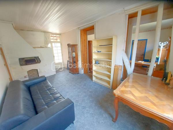 EXCLUSIVITÉ – MONTENOY (80540) – MAISON DE CARACTÈRE À FORT POTENTIEL
À seulement 22 km d'Amiens, entre Poix-de-Picardie et Molliens-Dreuil, découvrez cette maison individuelle de caractère à rénover développant environ 179 m² habitables, idéalement située dans un environnement paisible et verdoyant.
Derrière sa porte cochère, cette propriété séduit immédiatement par ses beaux volumes, sa luminosité et les nombreuses possibilités d'aménagement qu'elle offre. 
Le rez-de-chaussée comprend une vaste entrée distribuant un salon, une salle à manger, un bureau, une cuisine, une pièce pouvant servir de chambre ainsi qu'une salle d'eau avec WC.
À l'étage, vous trouverez deux grandes chambres, dont une avec salle de bains et une avec point d'eau, ainsi qu'un WC indépendant. 
Les volumes existants permettent également d'envisager la création d'une ou plusieurs chambres supplémentaires selon vos besoins.
La maison bénéficie en outre d'une cave, de plusieurs dépendances et d'un garage, le tout implanté sur une parcelle de 788 m², bien exposée et sans aucun vis-à-vis, offrant calme, intimité et cadre de vie agréable.
Cette propriété s'adresse aux amateurs de rénovation à la recherche d'un bien authentique à façonner selon leurs envies. 
D'importants travaux de rénovation sont à prévoir, mais ils constituent une véritable opportunité de révéler tout le potentiel de cette maison pleine de charme et d'en faire une résidence familiale de caractère ou un projet immobilier ambitieux.
Un bien rare pour les acquéreurs en quête d'espace, de tranquillité et de perspectives d'aménagement. 
Amoureux de rénovation et de grands espaces, cette maison n'attend que votre vision. Une visite s'impose !