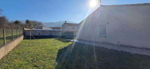 Maison plain pied avec garage, jardin, 2 chambres