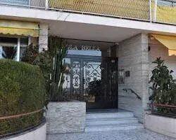 Vente                                                      Appartement
                        
                     1 pièces                      33 m2                     à Nice
