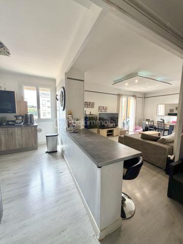 Découvrez cet appartement de type T3 de 67 m2 lumineux avec balcons, cave et stationnement au sein de la résidence.

Situé dans le secteur recherché de Toulon, Quartier Bon Rencontre, cet appartement T3 représente une belle opportunité pour un premier achat ou un investissement locatif.

Un emplacement stratégique : A proximité des commerces, des transports, écoles et axes principaux, Bon Rencontre séduit par sa facilité d'accès et son dynamisme. Un secteur pratique, bien desservi et recherché par les locataires.

Un appartement fonctionnel et agréable à vivre :
Dès l'entrée, vous découvrez un espace optimisé comprenant :
. Une cuisine équipée et aménagée ouverte sur la pièce de vie ;
. Un séjour lumineux donnant accès à un balcon ;
. Deux chambres dont une avec son balcon privatif ;
. Une salle de bains ;
. Un wc indépendant.

En complément :
. Une cave
. Stationnement libre au sein de la résidence
. Résidence avec ascenseur (accès par demi niveau)
L'accès se fait par quelques marches à l'entrée de l'immeuble, puis ascenseur jusqu'au palier intermédiaire, suivi de quelques marches supplémentaires pour accéder à l'appartement situé au 3ème étage.

Les + :
. Double vitrage ;
. Porte d'entrée 3 points ;
. Double extérieur ;
. Bonne distribution des espaces ;
. Configuration optimisée ;
. Résidence entretenue ;
. Parfait investissement locatif (forte demande sur le secteur)

Un bien équilibré, pratique et bien situé, offrant un excellent rapport emplacement / surface / potentiel.
A visiter sans tarder ! Contactez-nous au 06.51.40.53.36