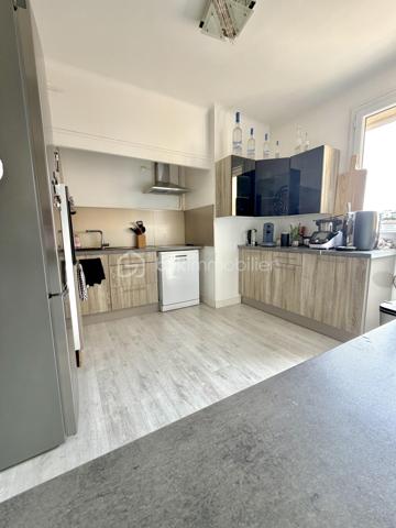 Découvrez cet appartement de type T3 de 67 m2 lumineux avec balcons, cave et stationnement au sein de la résidence.

Situé dans le secteur recherché de Toulon, Quartier Bon Rencontre, cet appartement T3 représente une belle opportunité pour un premier achat ou un investissement locatif.

Un emplacement stratégique : A proximité des commerces, des transports, écoles et axes principaux, Bon Rencontre séduit par sa facilité d'accès et son dynamisme. Un secteur pratique, bien desservi et recherché par les locataires.

Un appartement fonctionnel et agréable à vivre :
Dès l'entrée, vous découvrez un espace optimisé comprenant :
. Une cuisine équipée et aménagée ouverte sur la pièce de vie ;
. Un séjour lumineux donnant accès à un balcon ;
. Deux chambres dont une avec son balcon privatif ;
. Une salle de bains ;
. Un wc indépendant.

En complément :
. Une cave
. Stationnement libre au sein de la résidence
. Résidence avec ascenseur (accès par demi niveau)
L'accès se fait par quelques marches à l'entrée de l'immeuble, puis ascenseur jusqu'au palier intermédiaire, suivi de quelques marches supplémentaires pour accéder à l'appartement situé au 3ème étage.

Les + :
. Double vitrage ;
. Porte d'entrée 3 points ;
. Double extérieur ;
. Bonne distribution des espaces ;
. Configuration optimisée ;
. Résidence entretenue ;
. Parfait investissement locatif (forte demande sur le secteur)

Un bien équilibré, pratique et bien situé, offrant un excellent rapport emplacement / surface / potentiel.
A visiter sans tarder ! Contactez-nous au 06.51.40.53.36