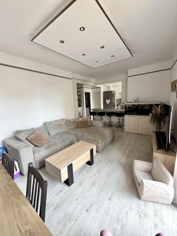 Découvrez cet appartement de type T3 de 67 m2 lumineux avec balcons, cave et stationnement au sein de la résidence.

Situé dans le secteur recherché de Toulon, Quartier Bon Rencontre, cet appartement T3 représente une belle opportunité pour un premier achat ou un investissement locatif.

Un emplacement stratégique : A proximité des commerces, des transports, écoles et axes principaux, Bon Rencontre séduit par sa facilité d'accès et son dynamisme. Un secteur pratique, bien desservi et recherché par les locataires.

Un appartement fonctionnel et agréable à vivre :
Dès l'entrée, vous découvrez un espace optimisé comprenant :
. Une cuisine équipée et aménagée ouverte sur la pièce de vie ;
. Un séjour lumineux donnant accès à un balcon ;
. Deux chambres dont une avec son balcon privatif ;
. Une salle de bains ;
. Un wc indépendant.

En complément :
. Une cave
. Stationnement libre au sein de la résidence
. Résidence avec ascenseur (accès par demi niveau)
L'accès se fait par quelques marches à l'entrée de l'immeuble, puis ascenseur jusqu'au palier intermédiaire, suivi de quelques marches supplémentaires pour accéder à l'appartement situé au 3ème étage.

Les + :
. Double vitrage ;
. Porte d'entrée 3 points ;
. Double extérieur ;
. Bonne distribution des espaces ;
. Configuration optimisée ;
. Résidence entretenue ;
. Parfait investissement locatif (forte demande sur le secteur)

Un bien équilibré, pratique et bien situé, offrant un excellent rapport emplacement / surface / potentiel.
A visiter sans tarder ! Contactez-nous au 06.51.40.53.36