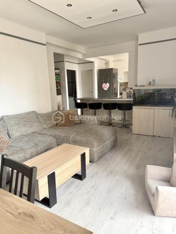 Découvrez cet appartement de type T3 de 67 m2 lumineux avec balcons, cave et stationnement au sein de la résidence.

Situé dans le secteur recherché de Toulon, Quartier Bon Rencontre, cet appartement T3 représente une belle opportunité pour un premier achat ou un investissement locatif.

Un emplacement stratégique : A proximité des commerces, des transports, écoles et axes principaux, Bon Rencontre séduit par sa facilité d'accès et son dynamisme. Un secteur pratique, bien desservi et recherché par les locataires.

Un appartement fonctionnel et agréable à vivre :
Dès l'entrée, vous découvrez un espace optimisé comprenant :
. Une cuisine équipée et aménagée ouverte sur la pièce de vie ;
. Un séjour lumineux donnant accès à un balcon ;
. Deux chambres dont une avec son balcon privatif ;
. Une salle de bains ;
. Un wc indépendant.

En complément :
. Une cave
. Stationnement libre au sein de la résidence
. Résidence avec ascenseur (accès par demi niveau)
L'accès se fait par quelques marches à l'entrée de l'immeuble, puis ascenseur jusqu'au palier intermédiaire, suivi de quelques marches supplémentaires pour accéder à l'appartement situé au 3ème étage.

Les + :
. Double vitrage ;
. Porte d'entrée 3 points ;
. Double extérieur ;
. Bonne distribution des espaces ;
. Configuration optimisée ;
. Résidence entretenue ;
. Parfait investissement locatif (forte demande sur le secteur)

Un bien équilibré, pratique et bien situé, offrant un excellent rapport emplacement / surface / potentiel.
A visiter sans tarder ! Contactez-nous au 06.51.40.53.36