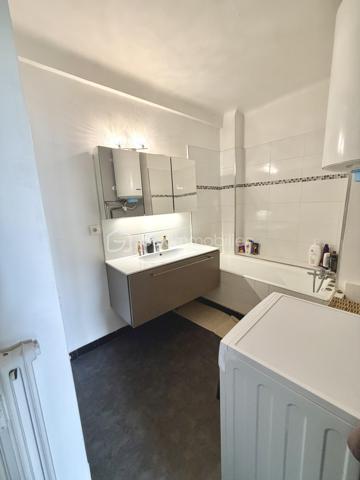 Découvrez cet appartement de type T3 de 67 m2 lumineux avec balcons, cave et stationnement au sein de la résidence.

Situé dans le secteur recherché de Toulon, Quartier Bon Rencontre, cet appartement T3 représente une belle opportunité pour un premier achat ou un investissement locatif.

Un emplacement stratégique : A proximité des commerces, des transports, écoles et axes principaux, Bon Rencontre séduit par sa facilité d'accès et son dynamisme. Un secteur pratique, bien desservi et recherché par les locataires.

Un appartement fonctionnel et agréable à vivre :
Dès l'entrée, vous découvrez un espace optimisé comprenant :
. Une cuisine équipée et aménagée ouverte sur la pièce de vie ;
. Un séjour lumineux donnant accès à un balcon ;
. Deux chambres dont une avec son balcon privatif ;
. Une salle de bains ;
. Un wc indépendant.

En complément :
. Une cave
. Stationnement libre au sein de la résidence
. Résidence avec ascenseur (accès par demi niveau)
L'accès se fait par quelques marches à l'entrée de l'immeuble, puis ascenseur jusqu'au palier intermédiaire, suivi de quelques marches supplémentaires pour accéder à l'appartement situé au 3ème étage.

Les + :
. Double vitrage ;
. Porte d'entrée 3 points ;
. Double extérieur ;
. Bonne distribution des espaces ;
. Configuration optimisée ;
. Résidence entretenue ;
. Parfait investissement locatif (forte demande sur le secteur)

Un bien équilibré, pratique et bien situé, offrant un excellent rapport emplacement / surface / potentiel.
A visiter sans tarder ! Contactez-nous au 06.51.40.53.36