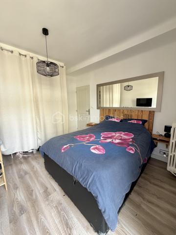Découvrez cet appartement de type T3 de 67 m2 lumineux avec balcons, cave et stationnement au sein de la résidence.

Situé dans le secteur recherché de Toulon, Quartier Bon Rencontre, cet appartement T3 représente une belle opportunité pour un premier achat ou un investissement locatif.

Un emplacement stratégique : A proximité des commerces, des transports, écoles et axes principaux, Bon Rencontre séduit par sa facilité d'accès et son dynamisme. Un secteur pratique, bien desservi et recherché par les locataires.

Un appartement fonctionnel et agréable à vivre :
Dès l'entrée, vous découvrez un espace optimisé comprenant :
. Une cuisine équipée et aménagée ouverte sur la pièce de vie ;
. Un séjour lumineux donnant accès à un balcon ;
. Deux chambres dont une avec son balcon privatif ;
. Une salle de bains ;
. Un wc indépendant.

En complément :
. Une cave
. Stationnement libre au sein de la résidence
. Résidence avec ascenseur (accès par demi niveau)
L'accès se fait par quelques marches à l'entrée de l'immeuble, puis ascenseur jusqu'au palier intermédiaire, suivi de quelques marches supplémentaires pour accéder à l'appartement situé au 3ème étage.

Les + :
. Double vitrage ;
. Porte d'entrée 3 points ;
. Double extérieur ;
. Bonne distribution des espaces ;
. Configuration optimisée ;
. Résidence entretenue ;
. Parfait investissement locatif (forte demande sur le secteur)

Un bien équilibré, pratique et bien situé, offrant un excellent rapport emplacement / surface / potentiel.
A visiter sans tarder ! Contactez-nous au 06.51.40.53.36