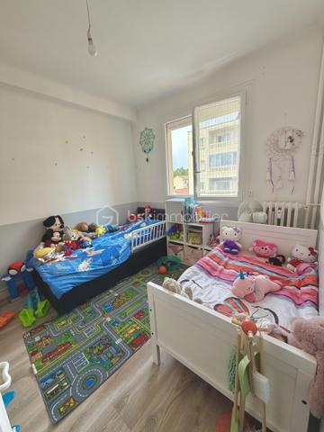 Découvrez cet appartement de type T3 de 67 m2 lumineux avec balcons, cave et stationnement au sein de la résidence.

Situé dans le secteur recherché de Toulon, Quartier Bon Rencontre, cet appartement T3 représente une belle opportunité pour un premier achat ou un investissement locatif.

Un emplacement stratégique : A proximité des commerces, des transports, écoles et axes principaux, Bon Rencontre séduit par sa facilité d'accès et son dynamisme. Un secteur pratique, bien desservi et recherché par les locataires.

Un appartement fonctionnel et agréable à vivre :
Dès l'entrée, vous découvrez un espace optimisé comprenant :
. Une cuisine équipée et aménagée ouverte sur la pièce de vie ;
. Un séjour lumineux donnant accès à un balcon ;
. Deux chambres dont une avec son balcon privatif ;
. Une salle de bains ;
. Un wc indépendant.

En complément :
. Une cave
. Stationnement libre au sein de la résidence
. Résidence avec ascenseur (accès par demi niveau)
L'accès se fait par quelques marches à l'entrée de l'immeuble, puis ascenseur jusqu'au palier intermédiaire, suivi de quelques marches supplémentaires pour accéder à l'appartement situé au 3ème étage.

Les + :
. Double vitrage ;
. Porte d'entrée 3 points ;
. Double extérieur ;
. Bonne distribution des espaces ;
. Configuration optimisée ;
. Résidence entretenue ;
. Parfait investissement locatif (forte demande sur le secteur)

Un bien équilibré, pratique et bien situé, offrant un excellent rapport emplacement / surface / potentiel.
A visiter sans tarder ! Contactez-nous au 06.51.40.53.36