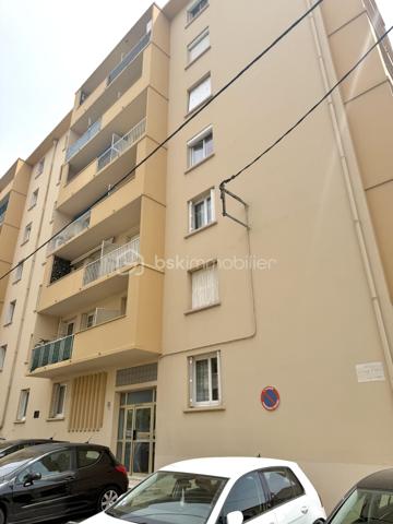 Découvrez cet appartement de type T3 de 67 m2 lumineux avec balcons, cave et stationnement au sein de la résidence.

Situé dans le secteur recherché de Toulon, Quartier Bon Rencontre, cet appartement T3 représente une belle opportunité pour un premier achat ou un investissement locatif.

Un emplacement stratégique : A proximité des commerces, des transports, écoles et axes principaux, Bon Rencontre séduit par sa facilité d'accès et son dynamisme. Un secteur pratique, bien desservi et recherché par les locataires.

Un appartement fonctionnel et agréable à vivre :
Dès l'entrée, vous découvrez un espace optimisé comprenant :
. Une cuisine équipée et aménagée ouverte sur la pièce de vie ;
. Un séjour lumineux donnant accès à un balcon ;
. Deux chambres dont une avec son balcon privatif ;
. Une salle de bains ;
. Un wc indépendant.

En complément :
. Une cave
. Stationnement libre au sein de la résidence
. Résidence avec ascenseur (accès par demi niveau)
L'accès se fait par quelques marches à l'entrée de l'immeuble, puis ascenseur jusqu'au palier intermédiaire, suivi de quelques marches supplémentaires pour accéder à l'appartement situé au 3ème étage.

Les + :
. Double vitrage ;
. Porte d'entrée 3 points ;
. Double extérieur ;
. Bonne distribution des espaces ;
. Configuration optimisée ;
. Résidence entretenue ;
. Parfait investissement locatif (forte demande sur le secteur)

Un bien équilibré, pratique et bien situé, offrant un excellent rapport emplacement / surface / potentiel.
A visiter sans tarder ! Contactez-nous au 06.51.40.53.36