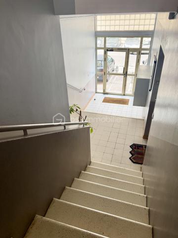 Découvrez cet appartement de type T3 de 67 m2 lumineux avec balcons, cave et stationnement au sein de la résidence.

Situé dans le secteur recherché de Toulon, Quartier Bon Rencontre, cet appartement T3 représente une belle opportunité pour un premier achat ou un investissement locatif.

Un emplacement stratégique : A proximité des commerces, des transports, écoles et axes principaux, Bon Rencontre séduit par sa facilité d'accès et son dynamisme. Un secteur pratique, bien desservi et recherché par les locataires.

Un appartement fonctionnel et agréable à vivre :
Dès l'entrée, vous découvrez un espace optimisé comprenant :
. Une cuisine équipée et aménagée ouverte sur la pièce de vie ;
. Un séjour lumineux donnant accès à un balcon ;
. Deux chambres dont une avec son balcon privatif ;
. Une salle de bains ;
. Un wc indépendant.

En complément :
. Une cave
. Stationnement libre au sein de la résidence
. Résidence avec ascenseur (accès par demi niveau)
L'accès se fait par quelques marches à l'entrée de l'immeuble, puis ascenseur jusqu'au palier intermédiaire, suivi de quelques marches supplémentaires pour accéder à l'appartement situé au 3ème étage.

Les + :
. Double vitrage ;
. Porte d'entrée 3 points ;
. Double extérieur ;
. Bonne distribution des espaces ;
. Configuration optimisée ;
. Résidence entretenue ;
. Parfait investissement locatif (forte demande sur le secteur)

Un bien équilibré, pratique et bien situé, offrant un excellent rapport emplacement / surface / potentiel.
A visiter sans tarder ! Contactez-nous au 06.51.40.53.36
